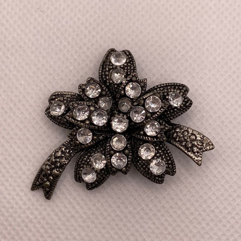 💛 Vintage Silver Tone Flower Crystal Brooch